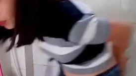 合租房卫生间暗藏摄像头偷拍对门的少妇嘘嘘 人美B肥