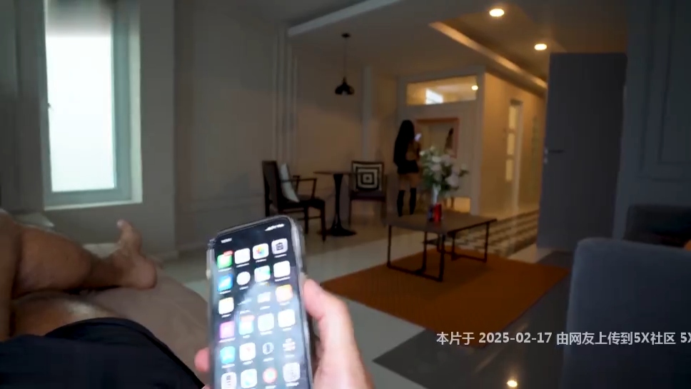 童颜巨乳，火辣刺青DJ女优【苏樱花5XSQ】剧情演绎，我害羞的女室友，被洋屌无套爆肏内射