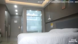 暑假出来兼职的暴脾气少女，中途不舒服就发脾气，全程记录做爱过程