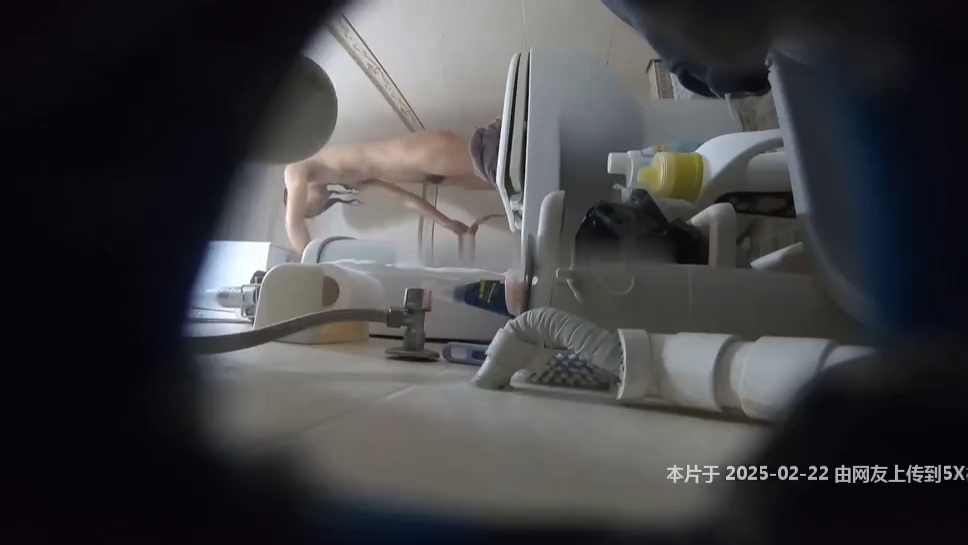 合租房冒死洞中偷窥 两位白白嫩嫩的美少妇洗澡
