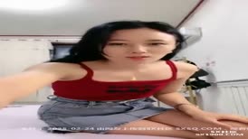 农村的小少妇全程露脸深夜发骚，儿子在旁边偷偷的给狼友看，撩骚不断听指挥揉奶又抠逼，玩的就是真实刺激