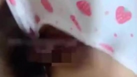 父女乱伦 D罩杯女儿-趁着女儿睡觉，潜入房问 女儿娇嫩的身躯，稚嫩的胸部和小穴让我疯狂强奸她