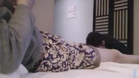 探访按摩店 正规足浴店掏出鸡巴给技师看，强行要少妇帮忙打飞机!