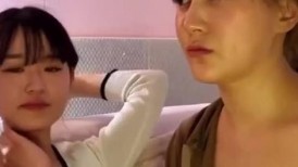 纹身女同性恋之吻！两个H国少妇舌吻互舔起来无比投入，超刺激超有感觉，看了就想一起操了