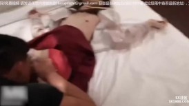 超清纯眼镜娘学生妹 被学长灌醉肆意玩弄 爆操粉嫩娇躯，美美的脸 纤细的腰 这种极品小妹妹简直不要太极品