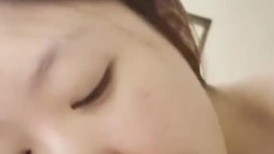 反差眼镜学妹与男友啪啪，超会吃鸡那享受表情让人想艹她，被男友后入狂艹，好有感觉呀！