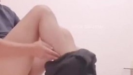 ⚡边打电话边挨操！极品粉B反差婊小女友【纠结的阿呆】超高颜值反差学妹，表面乖巧的萌妹子背地里是个小骚货-口活