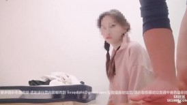 ⚡边打电话边挨操！极品粉B反差婊小女友【纠结的阿呆】超高颜值反差学妹，表面乖巧的萌妹子背地里是个小骚货-后入