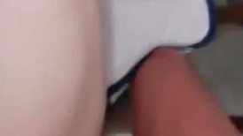 ⚡边打电话边挨操！极品粉B反差婊小女友【纠结的阿呆】超高颜值反差学妹，表面乖巧的萌妹子背地里是个小骚货-给闺蜜打电话