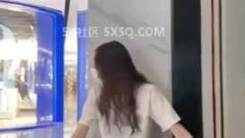 主人露出任务 清纯学妹 商场露出挑战！人前女神 人后被主人支配玩弄的小狗，清纯靓丽外表下是个反差婊母狗