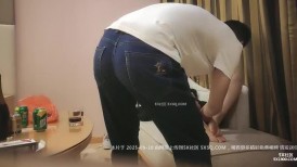 大叔酒店2500约炮足浴店刚刚下班的小姐姐先打一炮叫个外卖吃完再打一炮