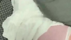 小哥拉起刚下夜班困的要命女友脱下内裤就想开操 被她发现在拍视频极力的反抗