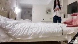 漂亮大奶小姐姐 身材苗条性格文静穿上开裆黑丝被大哥各种输出很配合 天天操逼很难射出来