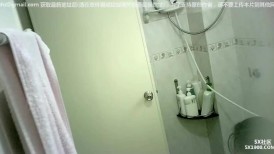 表妹来家里住两天浴室暗藏摄像头偷拍她洗澡身材还是不错的