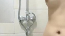 【清纯欲女】，【忧猫病】第二弹，可爱小美女洗白白被干逼，眼镜妹反差感十足，粉逼美穴柳腰后入，质量上乘-忧猫病915 (2)
