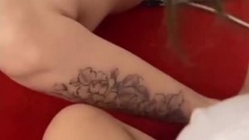 校园霸凌-扒光女同学衣服用吸管插入她的逼,还和男生打视频通话,说这里面有奶茶,让男生过来吸