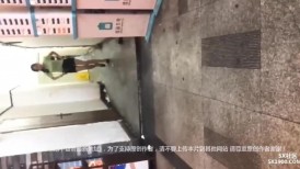 【精品厕拍】，技术型坑神，横扫商场医院街边女厕，脸逼同步偸拍，数位小姐姐方便