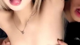 黑丝露脸黄毛小妹跟猥琐小哥激情啪啪，让小哥无套上位内射干出大姨妈，流出带血精液，吃奶玩逼口交大鸡巴