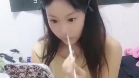 ❤️❤️漂亮邻家妹妹，画好妆炮友操逼，胸前纹身全裸掰穴，特写深喉吃屌，抹上润滑油后入，炮友不太行不尽兴