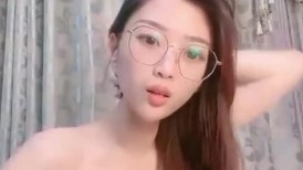 清纯眼镜妹月亮姐姐 身材超级苗条的美女啪啪大秀精子射得到处飞！