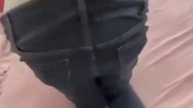 姐弟乱伦》出租屋往姐姐的无毛B里放跳蛋 玩到淫水直流再慢慢操