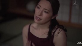 [无码破解]ROE-306 久违的回到乡下，妈妈很羡慕我来自东京的女友。 盛夏的汗流浃背的嫉妒乱伦 大石咲