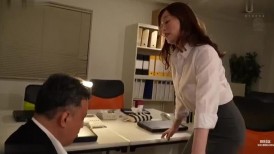 [无码破解]ROE-330 “你真的会因为看着我的内裤而兴奋吗……？” 中年女老板看到下属的变态阴茎被隐藏的摄像机镜头所吸引，无法掩饰她女性的快感，所以她没有责骂他，而是通过控制他的射精来惩罚他…… 松本翔子