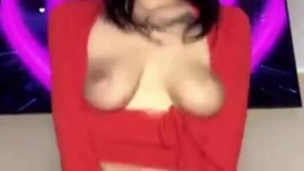 2025年度新档】泰国极品天然豪乳美臀「5XSQ」OF私拍 开档黑丝红衫，肛塞入菊，跳蛋自慰白虎骚穴-2610