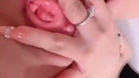 .奶子很正小逼很嫩的极品姑娘，全程露脸发骚诱惑，听狼友指挥完美展示，揉奶玩逼看特写，自己舔淫水呻吟可射