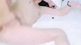 【爆菊惨案】吃鸡巴的怪物被爆屁眼了，各种前戏润滑操肝门还是痛的惨叫，心疼小美女！