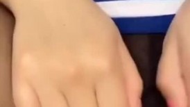 极品反差婊：高颜值美女，被无套大屌插入嫩逼，一阵疯狂猛艹，啊啊啊狂叫，超爽内射，拔吊而出！