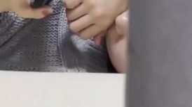 偷拍到合租的妹子_在房间里边看黄片边用小玩具自慰！一脸沉醉与享受~1