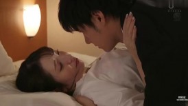 [无码破解]JUR-252 向女友求婚的前一晚，青梅竹马露出诱人的笑容说道“从明天开始，我们要开始双重恋情了……”然后就和她进行了中出性爱。侬·科哈纳