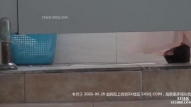 大神潜入路边公厕全景偷拍粉色长裤美女的干净粉嫩的美鲍鱼