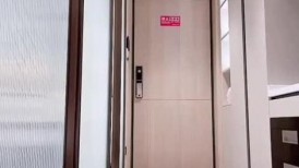 小美女在家里刚洗完澡内裤还没来得及穿外卖到了直接开门去拿 把外卖小哥吓得赶紧走