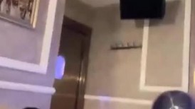 绿帽男女辅助富豪单男，178胸模「早川奈子」小骚货在KTV被单男猥亵，去酒店的出租车上吃鸡巴