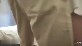 大叔酒店约炮漂亮的美女同事换上情趣丝袜玩她的小嫩B