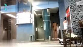 二月新流出国内温泉会所浴池~沐浴更衣室偷拍~美乳学妹样子有点高冷的颜值牛仔裤女神