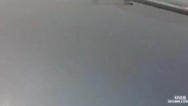 小老板带着漂亮小姨子开车去郊外打野战先尿个尿完美露脸