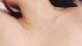 大叔出租屋约炮皮肤白皙的美少妇狂怼她的小黑B