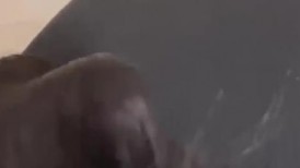 叔叔你咋来了❤️打电话偷情老公问“孩呢？孩在外看动漫片”看到王叔来告诉他妈妈在房间锁起门来就无套插 (2)