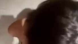 抖音40万粉博主【铃】不雅视频曝光，被健身教练带到商场厕所猛操