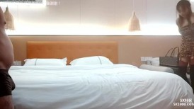 【用利顶你】难得极品外围美女，168CM自带豹纹短裙，性感热舞好骚，美腿扛起爆草，操的大奶直晃动