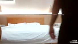 【用利顶你】爆乳外围小姐姐扒掉衣服揉搓骚穴骑乘位打桩机连续搞了两炮把骚货搞舒服了