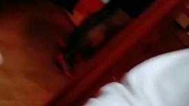 剧情演绎：给自己的骚母下春药，情欲来后捧着巨乳乱啃，直接无套艹骚母，没想到老爸来电话，一边艹一边接电话，太刺激了直接内射！