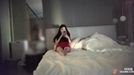 新人探花爱坤❤️3000约了个小网红住在一线城市的千万住宅还是个白虎口的很投入叫声淫荡 (2)