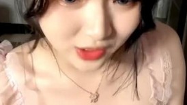 白丝大奶极品人妻母狗让小哥拎着狗链深喉草嘴口交吸蛋蛋，乖巧听话揉奶玩逼，各种体位爆草抽插，呻吟可射