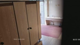 公园路边女厕全景偷拍两位川妹子两个小黑鲍鱼4K原档