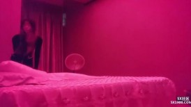 杰哥探花按摩店的苗条黑丝女技师按摩，温情挑逗舔乳抓龙筋全程，乳头和肉棒双重刺激撸射