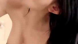 极品少妇肤白貌美奶子大，坚挺圆润诱人全程露脸高能发骚大秀，无毛白虎跳蛋摩擦道具抽插高潮不断淫水多多